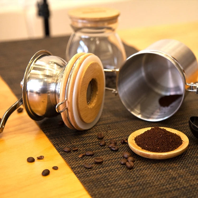 Handkurbel-Kaffeemühle aus Edelstahl, die sich gegen den Uhrzeigersinn verdickt.
