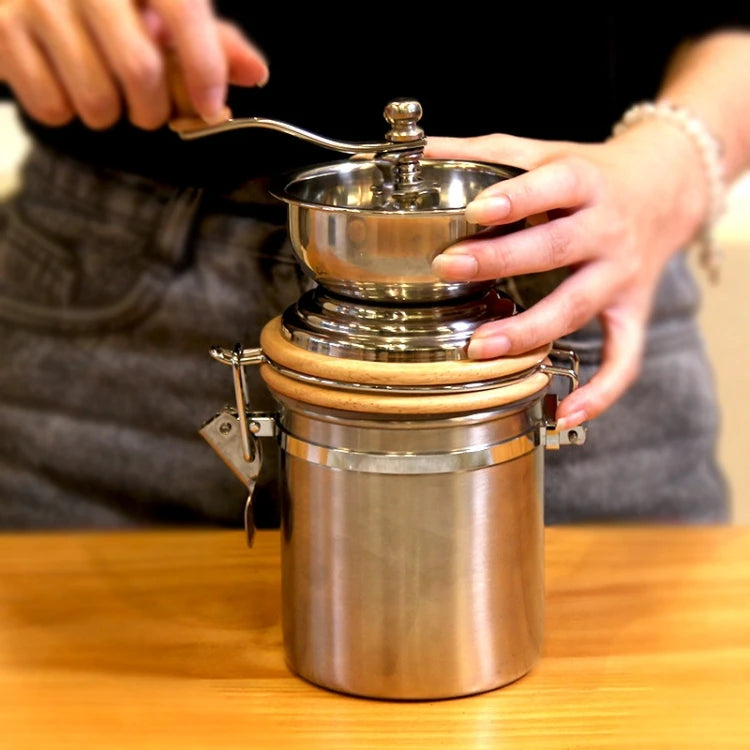 Handkurbel-Kaffeemühle aus Edelstahl, die sich gegen den Uhrzeigersinn verdickt.