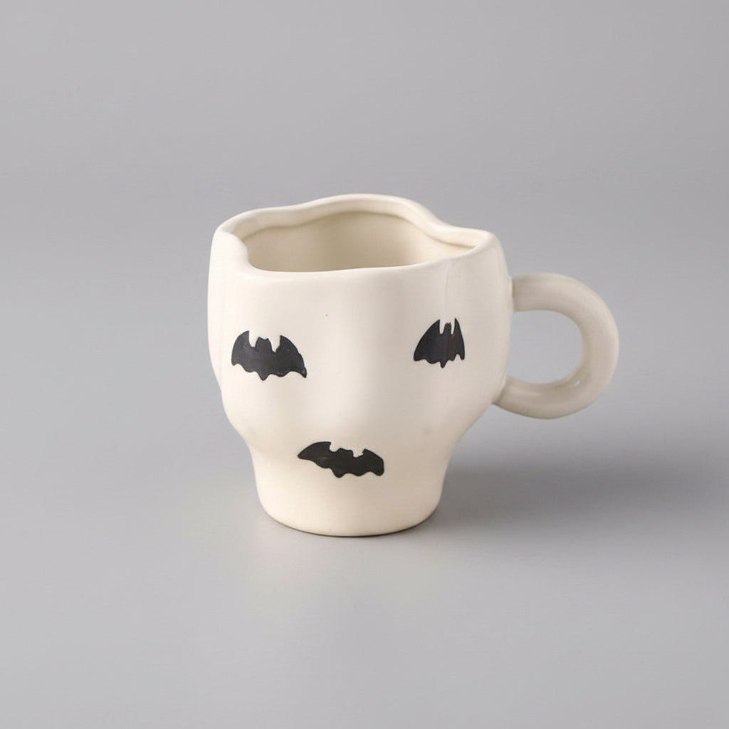 Kreatives Keramik-Tassenset (Tasse und Untertasse) im Halloween-Design – individuelle Kaffeetasse mit unregelmäßiger Form sowie Kürbis- und Fledermausmotiven