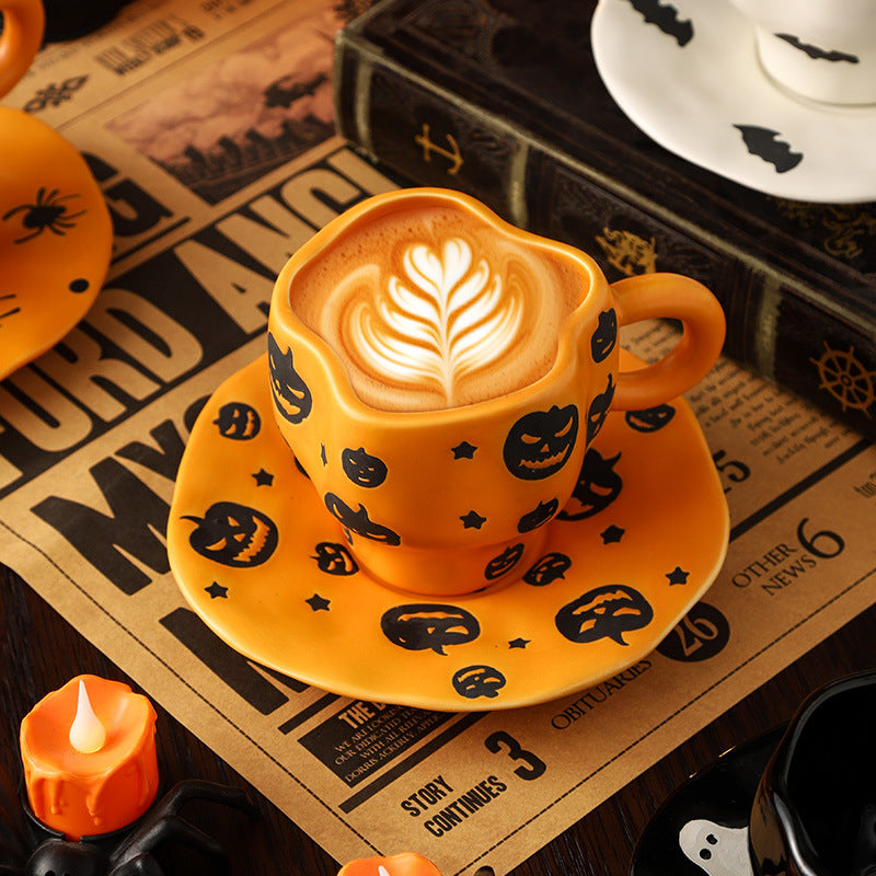 Kreatives Keramik-Tassenset (Tasse und Untertasse) im Halloween-Design – individuelle Kaffeetasse mit unregelmäßiger Form sowie Kürbis- und Fledermausmotiven