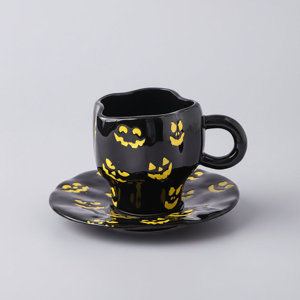 Kreatives Keramik-Tassenset (Tasse und Untertasse) im Halloween-Design – individuelle Kaffeetasse mit unregelmäßiger Form sowie Kürbis- und Fledermausmotiven