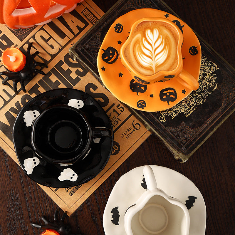 Kreatives Keramik-Tassenset (Tasse und Untertasse) im Halloween-Design – individuelle Kaffeetasse mit unregelmäßiger Form sowie Kürbis- und Fledermausmotiven