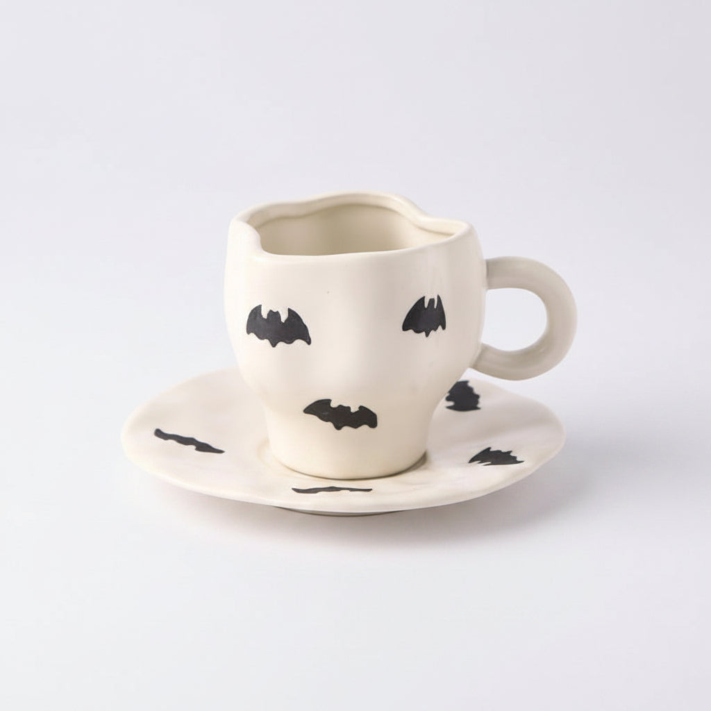 Kreatives Keramik-Tassenset (Tasse und Untertasse) im Halloween-Design – individuelle Kaffeetasse mit unregelmäßiger Form sowie Kürbis- und Fledermausmotiven