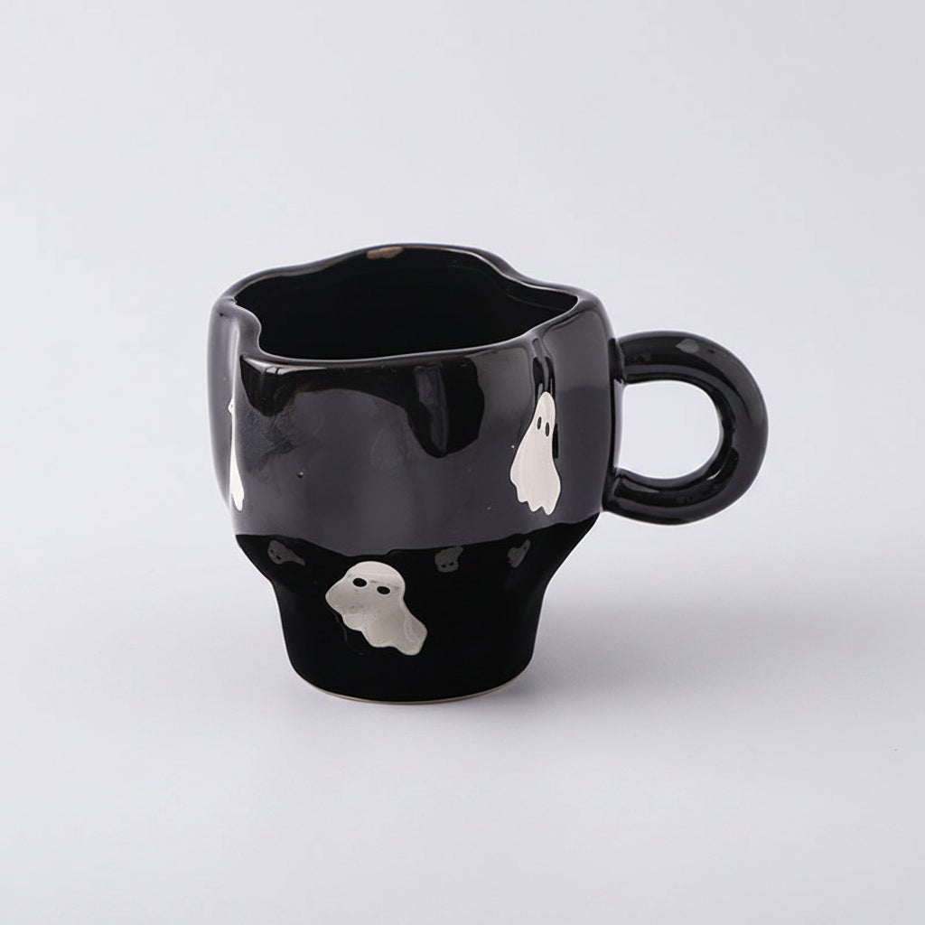 Kreatives Keramik-Tassenset (Tasse und Untertasse) im Halloween-Design – individuelle Kaffeetasse mit unregelmäßiger Form sowie Kürbis- und Fledermausmotiven
