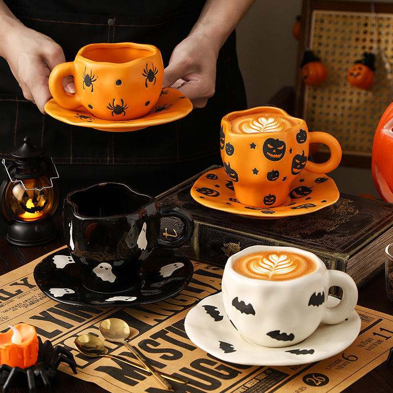 Kreatives Keramik-Tassenset (Tasse und Untertasse) im Halloween-Design – individuelle Kaffeetasse mit unregelmäßiger Form sowie Kürbis- und Fledermausmotiven