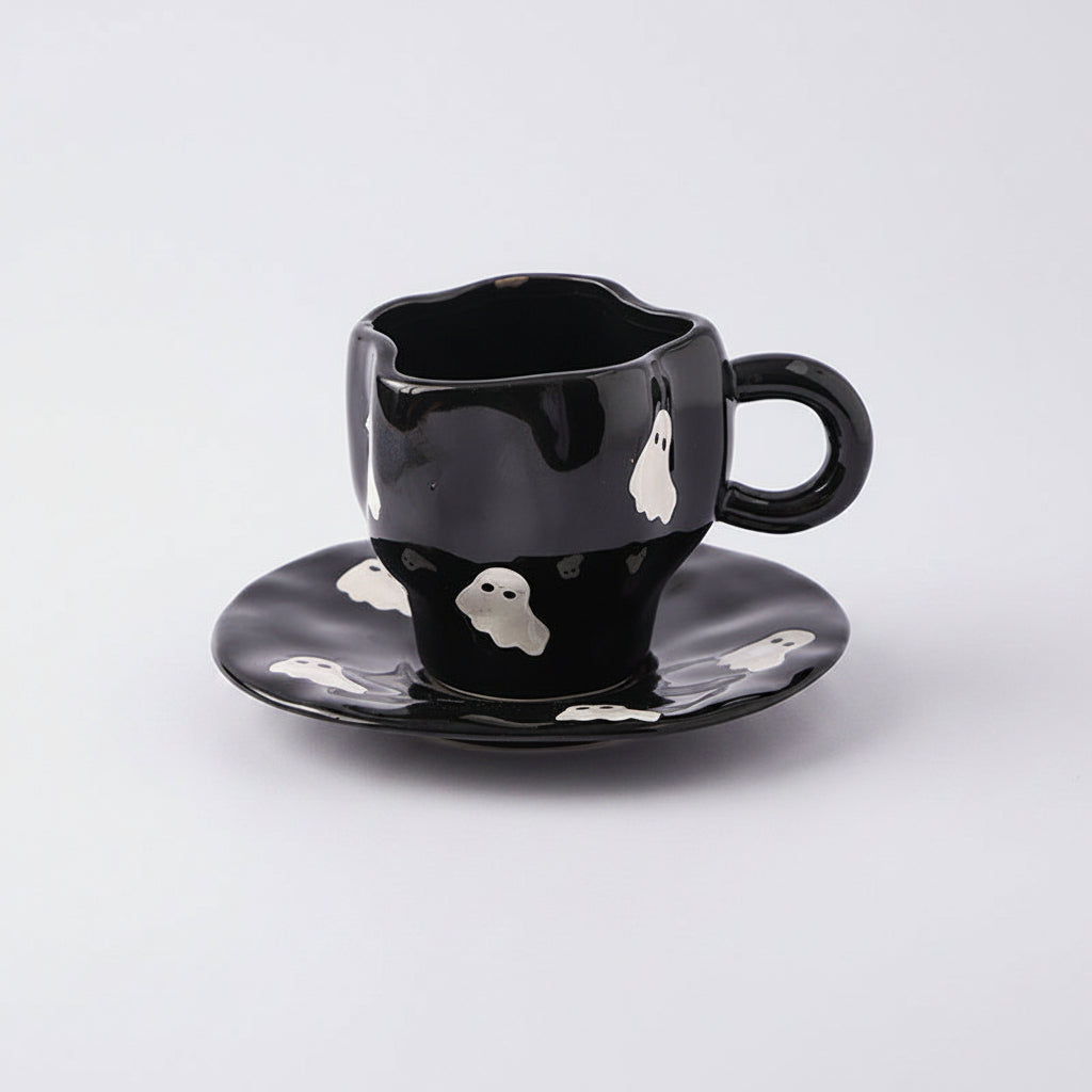 Kreatives Keramik-Tassenset (Tasse und Untertasse) im Halloween-Design – individuelle Kaffeetasse mit unregelmäßiger Form sowie Kürbis- und Fledermausmotiven