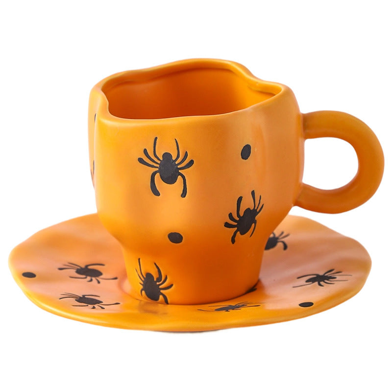 Kreatives Keramik-Tassenset (Tasse und Untertasse) im Halloween-Design – individuelle Kaffeetasse mit unregelmäßiger Form sowie Kürbis- und Fledermausmotiven