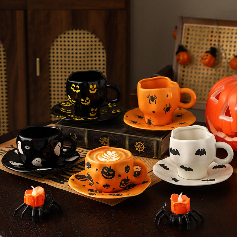 Kreatives Keramik-Tassenset (Tasse und Untertasse) im Halloween-Design – individuelle Kaffeetasse mit unregelmäßiger Form sowie Kürbis- und Fledermausmotiven