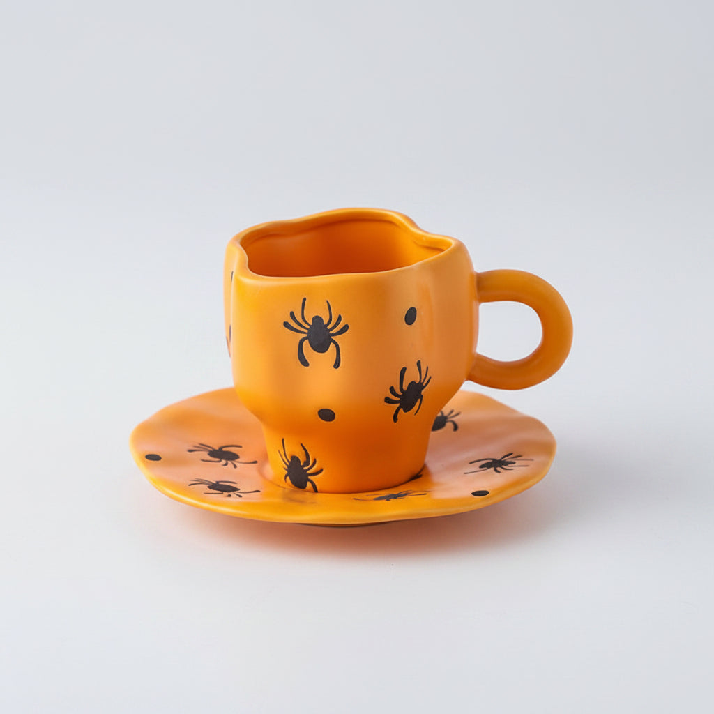 Kreatives Keramik-Tassenset (Tasse und Untertasse) im Halloween-Design – individuelle Kaffeetasse mit unregelmäßiger Form sowie Kürbis- und Fledermausmotiven