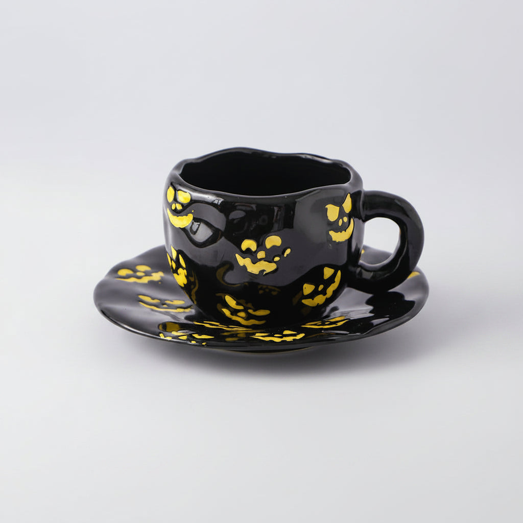 Kreatives Keramik-Tassenset (Tasse und Untertasse) im Halloween-Design – individuelle Kaffeetasse mit unregelmäßiger Form sowie Kürbis- und Fledermausmotiven