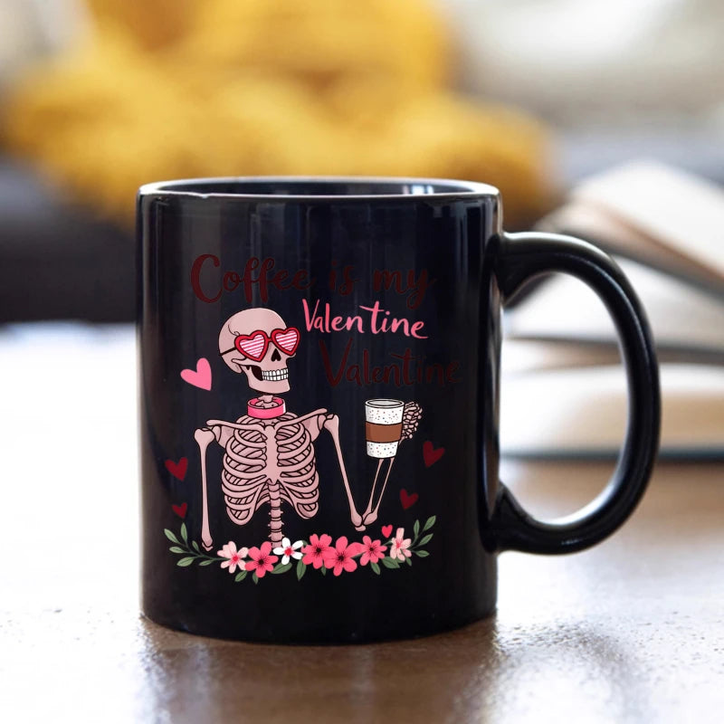 Coffee is my Valentine“ – schwarze Tasse mit Totenkopf- und Kaffeetassen-Motiv für den Valentinstag.