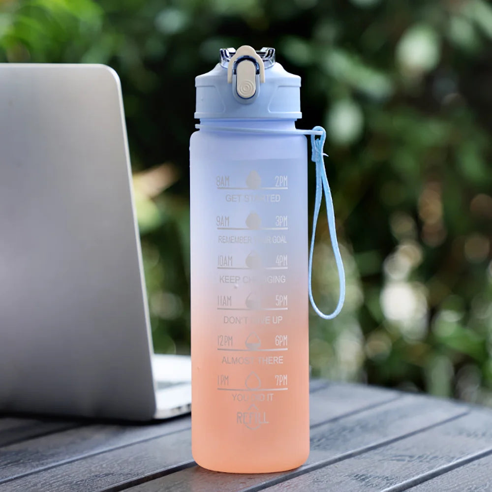 900 ml Wasserflasche mit Farbverlauf – tragbar, für Outdoor-Sport geeignet, aus Kunststoff, mit Ein-Klick-Verschluss und Trinkhalm