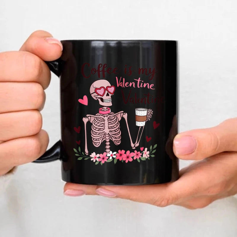 Coffee is my Valentine“ – schwarze Tasse mit Totenkopf- und Kaffeetassen-Motiv für den Valentinstag.