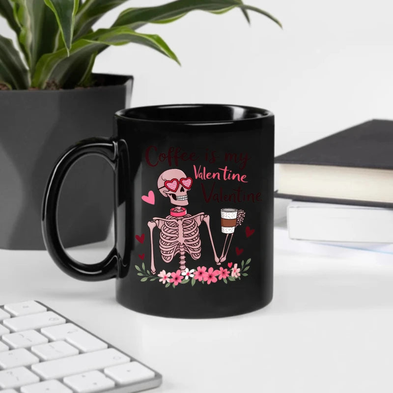 Coffee is my Valentine“ – schwarze Tasse mit Totenkopf- und Kaffeetassen-Motiv für den Valentinstag.