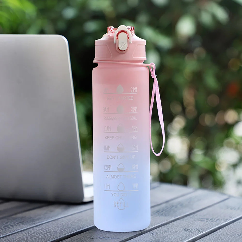 900 ml Wasserflasche mit Farbverlauf – tragbar, für Outdoor-Sport geeignet, aus Kunststoff, mit Ein-Klick-Verschluss und Trinkhalm