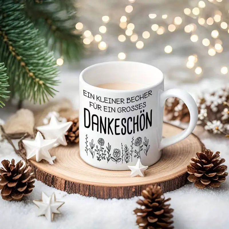 Eine hochwertige 11-Unzen-Keramik-Kaffeetasse mit stilvollem weißem Design, floralen Mustern und einem deutschen Dankesausdruck. Nur handwaschbar, geeignet für wiederholten Gebrauch und ein tolles Geschenk.