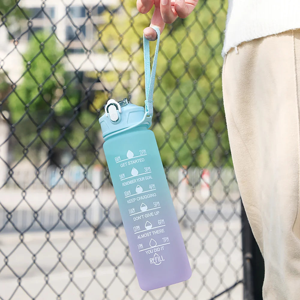 900 ml Wasserflasche mit Farbverlauf – tragbar, für Outdoor-Sport geeignet, aus Kunststoff, mit Ein-Klick-Verschluss und Trinkhalm