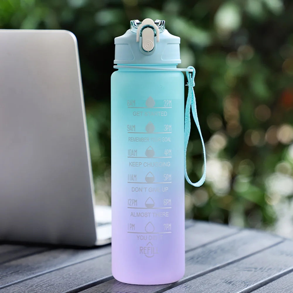 900 ml Wasserflasche mit Farbverlauf – tragbar, für Outdoor-Sport geeignet, aus Kunststoff, mit Ein-Klick-Verschluss und Trinkhalm