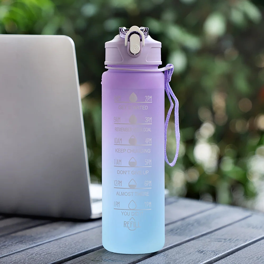 900 ml Wasserflasche mit Farbverlauf – tragbar, für Outdoor-Sport geeignet, aus Kunststoff, mit Ein-Klick-Verschluss und Trinkhalm