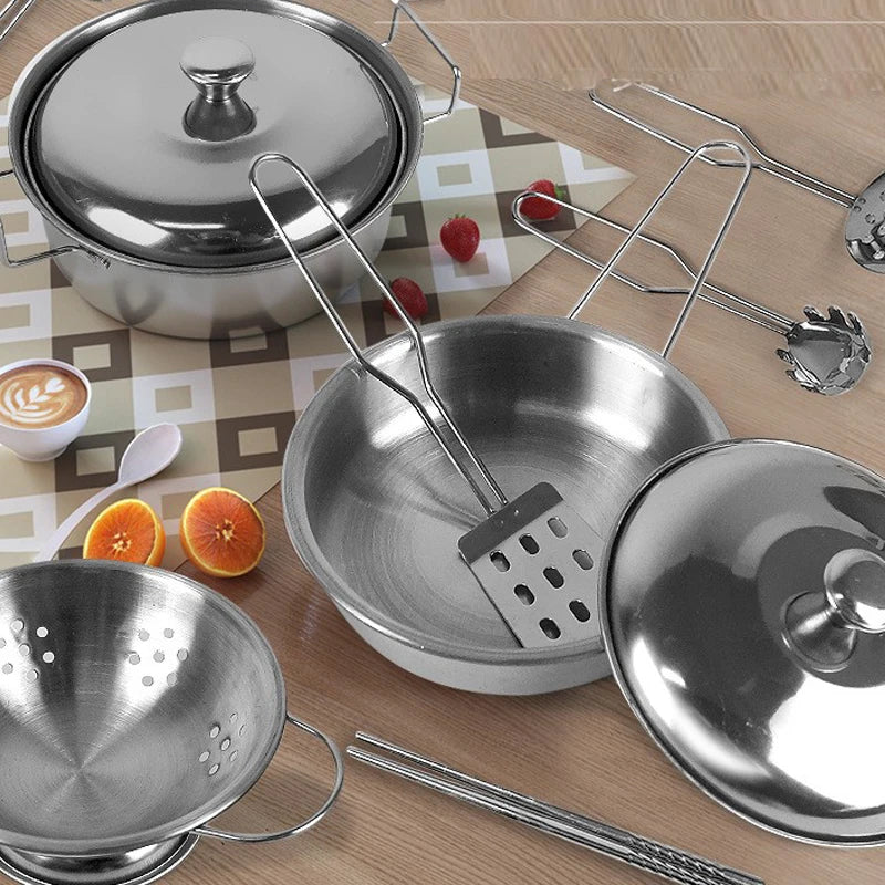 Spielzeug-Küchenzubehör mit Edelstahl-Kochgeschirr (Töpfe und Pfannen) und Küchenutensilien – Geschenk und Lernspielzeug