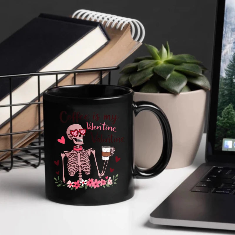 Coffee is my Valentine“ – schwarze Tasse mit Totenkopf- und Kaffeetassen-Motiv für den Valentinstag.